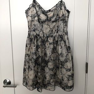 Retro lace dress - rare find & very good condition